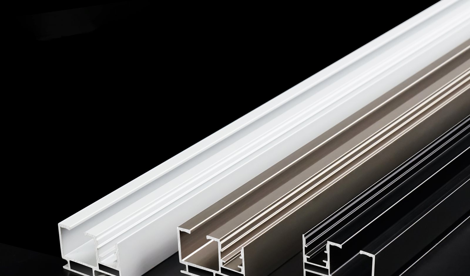 IKSUN WR510 downward emitting LED curtain track shown as a square aluminium section